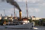 Dampfschiff SCHAARHÖRN; Eigner/Betreiber: Hafen Museum Hamburg; Aufnahmeort: Elbe/Hafen Hamburg, Deutschland; Datum: 29.09.2025; Info: BRZ 225 / Lüa 41,66m, B 6,8m, Tg 3,5m / 606 kW, 14 kn / 1908 bei Jannssen & Schmilinsky, Hamburg. Das Bil ...