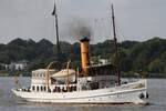 Dampfschiff SCHAARHÖRN; Eigner/Betreiber: Hafen Museum Hamburg; Aufnahmeort: Elbe/Hafen Hamburg, Deutschland; Datum: 09.08.2025; Info: (IMO 5010323) BRZ 225 / Lüa 41,66m, B 6,8m, Tg 3,5m / 606 kW, 14 kn / 1908 bei Jannssen & Schmilinsky, Hamburg. Das Bild zeigt die SCHAARHÖRN während einer Traditionsfahrt nahe Teufelsbrück. Dampfschiff SCHAARHÖRN; Eigner/Betreiber: Hafen Museum Hamburg; Aufnahmeort: Elbe/Hafen Hamburg, Deutschland; Datum: 09.08.2025; Info: (IMO 5010323) BRZ 225 / Lüa 41,66m, B 6,8m, Tg 3,5m / 606 kW, 14 kn / 1908 bei Jannssen & Schmilinsky, Hamburg. Das Bild zeigt die SCHAARHÖRN während einer Traditionsfahrt nahe Teufelsbrück.