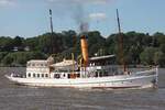 Dampfschiff SCHAARHÖRN (IMO 5010323) ; Eigner/Betreiber: Hafen Museum Hamburg; Datum: 10.08.2025; Aufnahmeort: Elbe/Hafen Hamburg, Deutschland; Das Bild zeigt die SCHAARHÖRN während einer Traditionsfahrt vor dem Bubendey Ufer.