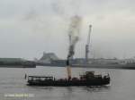 ELBE am 29.4.2012, Hamburg, Elbe Hhe Hafencity /  Dampfeisbrecher / La 30,3 m, B 7,45 m, Tg 1,6 m / 2-Zyl.