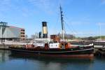 Der Dampfeisbrecher und Dampfschlepper S/S Bjørn am 16. April 2014 im Hafen von Helsingør. - Das Schiff, das heute dem Verein Dansk Veteranskibsklub gehört, wurde 1908-1909 von G. Seebeck AG in Bremerhaven-Geestemünde (Neubau Nummer 283 - 1909) für den Hafen in Randers (Jütland) gebaut. 1981 übernahm der Verein das Schiff.