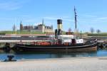 Im Hafen von Helsingør liegt am 16. April 2014 der Dampfeisbrecher und Dampfschlepper S/S Bjørn, 1908-1909 in Bremerhaven-Geestemünde von der Firma G. Seebeck für den Hafen in Randers (Jütland) gebaut. - Im Hintergrund befindet sich eines der bekanntesten historischen Gebäude Dänemarks, das Schloss Kronborg, 1574-1585 erbaut. Nach einem verheerenden Grossfeuer im Jahre 1629 wurde das Schloss wieder aufgebaut, und 1637 war der Wiederaufbau vollendet.