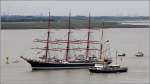 Die 1921 gebaute Viermastbark SEDOV und der 1938 gebaute Dampfeisbrecher WAL bei der Einlaufparade der Sail 2015 in Bremerhaven. 12.08.2015