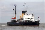Der 1933 gebaute Dampfeisbrecher STETTIN (IMO 8882923) unternahm am 18.07.2016 einen Törn von Bremerhaven nach Bremen. Hier ist er kurz nach dem Ablegen in Bremerhaven zu sehen. Die STETTIN ist nach eigenen Angaben das größte kohlebefeuerte Dampfschiff der Welt. Länge: 51,75 m, Breite: 13,43 m, Tiefgang: 5,40 m. Heimathafen ist Hamburg.
