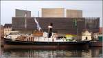 Der 1915 gebaute Dampfer WELLE war im Bereisungs- und Schleppdienst, aber auch als Hilfseisbrecher auf der Weser im Einsatz. Nach einer bewegten Geschichte sank die WELLE 1994. Im Jahr 2000 wurde die zwischenzeitlich gehobene WELLE nach Bremerhaven verholt und wird dort seit einigen Jahren vom Verein  Dampfer Welle  wieder als Dampfer aufgebaut. Hier liegt sie whrend der 37. Bremerhavener Festwoche vor dem Deutschen Auswandererhaus. 26.07.2011. Mehr Infos unter: http://www.dampfer-welle.de/home.htm