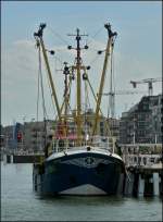 Diese etwas grössere Fischerboot wartet im Hafen von Oostende auf seinen nächsten Einsatz.