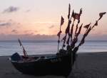Fischerboot BAA 8 bei Sonnenaufgang am Ostseestrand von Baabe (Mönchgut, Rügen, 30.09.2012)