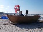 Das einzige Fischerboot vom Ostseebad Binz heißt:  BIN-11 und lag,am 21.Juli 2014,am Binzer Strand.