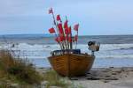 Fischerboot (BIN 11)  am Strand von Binz. - 07.10.2015