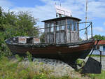 Der ausgediente Fischkutter RI-100 INSEL RIEMS Mitte August 2021 in der Nähe von Greifswald.