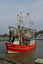 . Krabbenkutter FED 12 „RUBIN“, liegt am 12.04.2018 im Hafen von Fedderwardersiel.  (Hans)