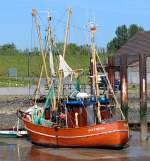 Der Krabbenkutter SD5 Hoffnung am 18.05.2014 im Hafen von Fedderwardersiel. Sie ist 15,66m lang und 4,88m breit. Ab Juni 2014 in Fedderwardersiel als Ostwind FED 7.