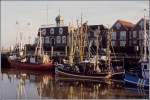 Fischkutter im Hafen von Neuharlingersiel. Scan eines Dias aus dem Januar 2005.