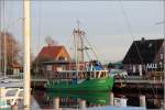 Die CONGER liegt am 26.11.2013 in ihrem Heimathafen Varel. Der Name, der Liegeplatz vor einer Aalrucherei und die Schiffsausrstung lassen mich vermuten, dass mit der CONGER (Meer-)Aale gefangen werden.