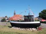 Am Hafen in Schaprode hat man einen Fischkutter als Denkmal aufgestellt.Aufnahme vom 23.Juli 2014.