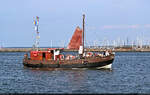 Ostseekutter KATTENTURM (Baujahr: 1933 | ohne IMO) zeigt G�sten der Hanse Sail den Hafen Warnem�nde.