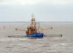 Baumkurrenfischerei. Der Krabbenkutter POLARIS, Fischereinummer NEU 230, im Wattenmeer zwischen Neuharlingersiel, Spiekeroog und Langeoog am Morgen des 15. Mai 2014.