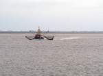 Baumkurrenfischerei. Der Krabbenkutter POLARIS, Fischereinummer NEU 230, im Wattenmeer zwischen Neuharlingersiel, Spiekeroog und Langeoog am Morgen des 15. Mai 2014.