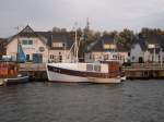 Das Fischerboot  VIT-1  mit Beiboot im Hafen von Vitte/Hiddensee am 30.Oktober 2010.