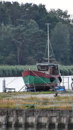 Ein alter Fischkutter ist hier Mitte August 2021 in Wolgast im Trockendock zu sehen.