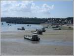Boote der Austernzüchter bei Ebbe im Hafen von La Houle/Cancale in der Bretagne. (15.04.2005)