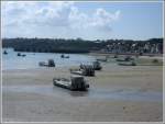 Boote der Austernzchter bei Ebbe im Hafen von La Houle/Cancale in der Bretagne.