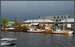 Historische Fischkutter im Hafen Trondheim: In der Mitte die  Tampen 1 , rechts die  Besten . (Trondheim, 25.05.2023)