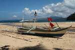 Traditionelles Fischerboot (namenlos); Eigner/Betreiber: unbekannt/privat; Aufnahmeort: West Philippine Sea (Pacific Ocean), nahe Sabang, Insel Palawan, Philippinen; Datum: 06.11.2012; Info: Fast alle kleinen (Fischer)boote auf den Philippinen sind beidseitig mit Auslegern versehen, die den schmalen und schnittigen Bootsrümpfen eine erstaunliche Seetüchtigkeit verleihen.