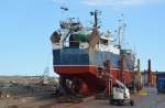 Ein Schiff mal nicht im Wasser. Der Fischkutter RUNAFJORD GG50 bekommt einen neuen Anstrich. Dabei in Simrishamn  am 24.05.2012 beobachtet.