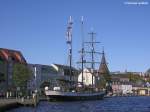Dreimaster am sonnigen, aber kalten und windigen 12.10.2009 vor der Innenstadt von Flensburg.