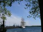 Am Tirpitzkai in Kiel liegt die heute von einer mehrmonatigen Ausbildungsfahrt zurckgekomme GORCH FOCK, das Segelschulschiff  der Marine (Lnge 89m, Breite 12m), 14.05.2009  