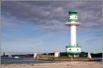 Das Leit- und Quermarkenfeuer Friedrichsort ist 32 m hoch und seit dem 29.10.1971 in Betrieb. Am linken Bildrand ist das Marine-Ehrenmal Laboe zu erkennen. Aufnahmedatum: 03.10.2005