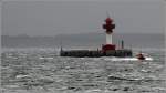 Der Leuchtturm Kiel liegt am 22.05.2013 in 'bleiernem' Wasser.