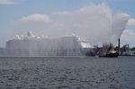 Erstanlauf in Deutschland und Kiel.. Der Schlepper Kiel begrüßt die neue Mein Schiff 5 taditionell mit einer Wasserfontäne. (23.6.2016)