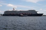 Noch keine 3 Tage alt ist die neue Mein Schiff 5. Am 23.6.2016 hat sie ihren Erstanlauf in Deutschland, soeben läuft sie aus Turku kommend in Kiel ein.