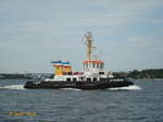 KITZEBERG (IMO 9041150) am 25.6.2008, ohne Fahrgäste auf der Kieler Förde /

Schlepper und Fahrgastschiff / BRZ 201 / Lüa 26,6 m, B 9,2 m, Tg 2,6 m / 2 MWM-Diesel, ges. 1.440 kW (1.958 PS), 2 Schottel-Ruderpropeller, 11,5 kn, Pfahlzug 25 t / 180 Pass. / gebaut 1992 bei Werft Nobiskrug GmbH, Rendsburg / Eigner: Schlepp- und Fährgesellschaft Kiel mbH /
