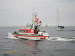 BOTTSAND am 19.6.2012, Kieler Förde /

Seenotrettungsboot der 8,5 m-Klasse / Lüa 8,52 m, B 3,12 m, Tg 0,93 m / 1 Diesel, 162 Kw  (220 PS) / 1994 bei Fassmer, Berne / 2014 Außerdienststellung  / Die Bottsand wurde im Mai 2015 an den Seenotrettungsdienst von Uruguay übergeben /
