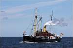 Das Dampfschiff BUSSARD ist am 05.07.2017 auf der Kieler Förde unterwegs. Sie wurde 1906 als eistüchtiger Tonnenleger gebaut, ist 40,60 m lang und 8,10 m breit. Die 3-Zylinder-dreifach-Expansionsmaschine leistet 540 PS. Heimathafen ist Kiel.
