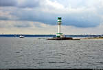 Blick während einer Hafenrundfahrt auf den Leuchtturm Friedrichsort als Eingangstor zum Kieler Hafen mit Passagierfähre MS Laboe der Schlepp- und Fährgesellschaft Kiel mbH (SFK) im Hintergrund.
[2.8.2019 | 11:43 Uhr]