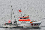 Der Seenotrettungskreuzer BERLIN hat längsseits ein Segelboot im Schlepp. Kieler Förde, 21.08.2020 