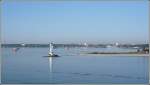 Die Kieler Frde im Licht der Morgensonne des 11.05.2008. Der Leuchtturm Friedrichsort markiert eine Engstelle fr die Schifffahrt. Im Hintergrund ist Kiel zu erkennen.