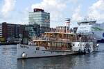 Raddampfer FREYA der Reederei Adler kurz vor dem Anlegen im Hafen / gesehen in Kiel (Deutschland), 10.08.2021