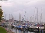 Bootshafen von Kappeln an der Schlei mit der geöffneten Straßenbrücke im Hintergrund (11.10.2009).