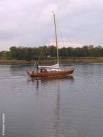 Unterwegs auf der Schlei bei Kappeln ist dieses Segelboot (11.10.2009).
