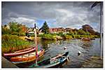 Kleine Boote im Hafen vor dem historischen Fischerdorf Holm, einem Stadtteil von Schleswig an der Schlei. Herbst 2017