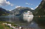 AIDAluna und die Artania liegen am 27.7.2014 in Geiranger auf Reede.