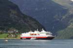 Hurtigrutenschiff  Nordkapp  auf Kurzbesuch in Geiranger.