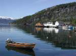 Das 1000. Foto in diesem Projekt ist ein schönes Stillleben am Hardangerfjorden, dem König der Fjorde. Dieses Foto entstand am Rade eines Ausflugs im kleinen Hafen von Herand am 18. Mai 2002. Zu dieser Zeit blühten die Obstbäume sehr schön am Fjordufer.