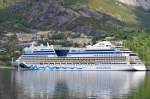 Die AIDAluna beim Stop in Eidfjord am Hardangerfjord in Norwegen am 15.06.12