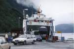 F/S  Rinna  der MRF liegt am Kai von Brimnes. Das Schiff pendelt auf der Linie Brimnes - Bruravik. Der Straenfhrung der RV 7 -Oslo-Bergen - ber den Hardangerfjorden.